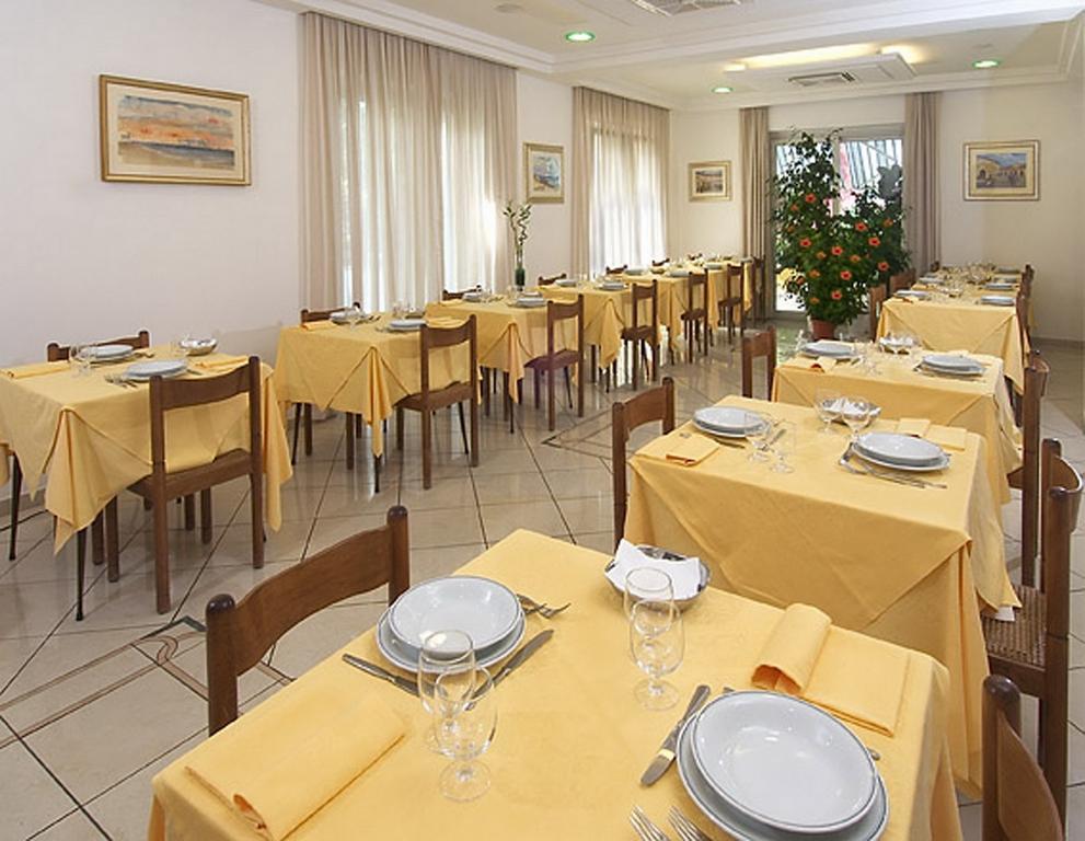 Hotel Vienna Senigallia Kültér fotó