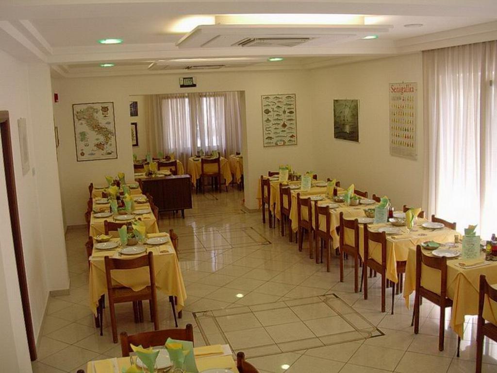 Hotel Vienna Senigallia Kültér fotó